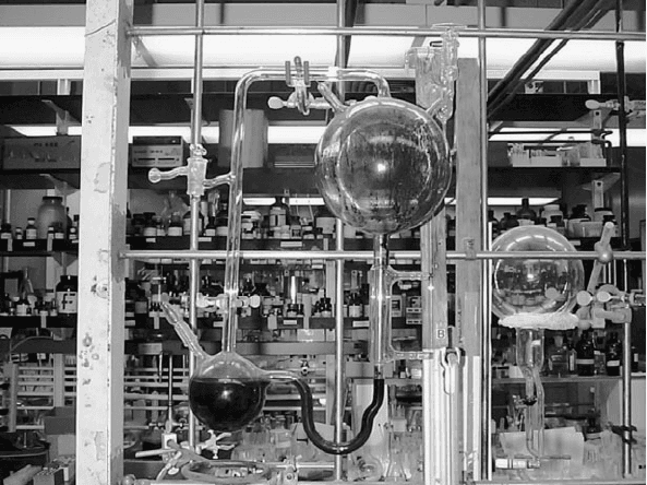 Apparatus used by Stanley Miller: flasks and glass tubes, electrodes, condenser, and sample collector.